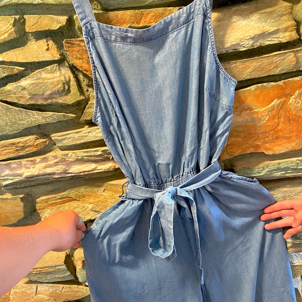 Wide legged jump suit with a belt. In great condition and very comfy!